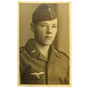 Joven Luftwaffe Flak Gefreiter en el sombrero de lado. Espenlaub militaria